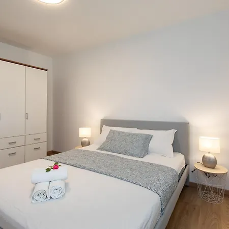 And With Parking Space Njivice, Krk - 17010 Guest house