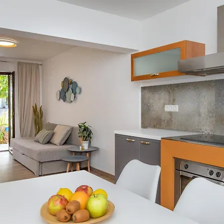 Guest house And With Parking Space Njivice, Krk - 17010