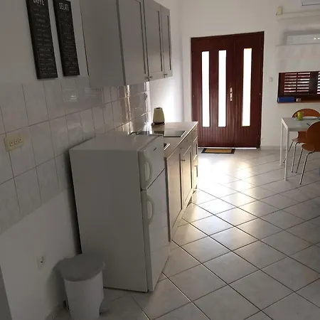 Guest house And With Parking Space Njivice, Krk - 17010 Njivice